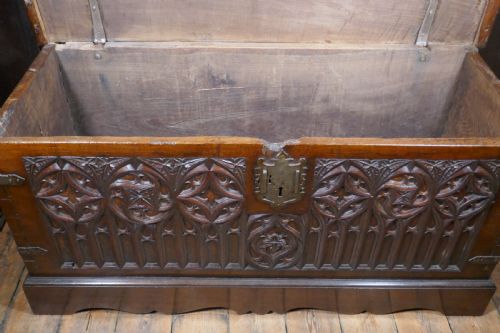 A 16TH CENTURY CARVED COFFER - ADDITIONAL PHOTO 4