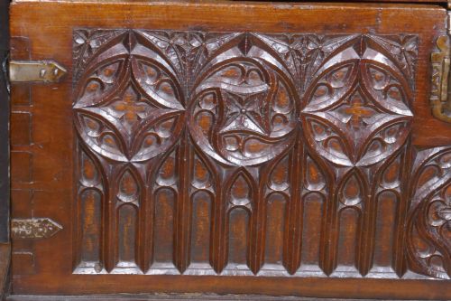 A 16TH CENTURY CARVED COFFER - ADDITIONAL PHOTO 8