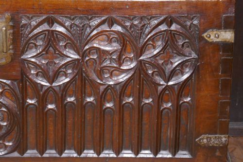 A 16TH CENTURY CARVED COFFER - ADDITIONAL PHOTO 9