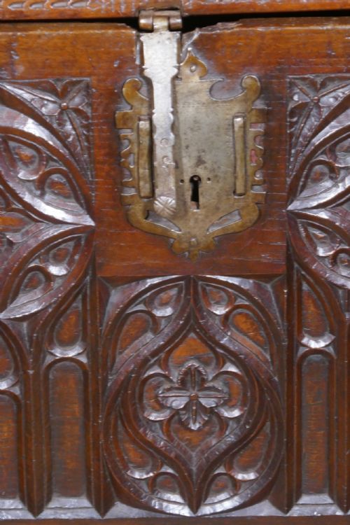 A 16TH CENTURY CARVED COFFER - ADDITIONAL PHOTO 6
