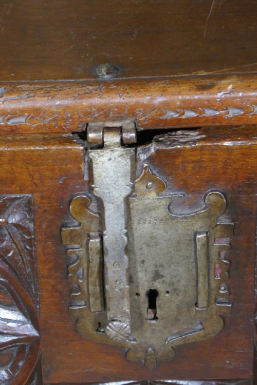 A 16TH CENTURY CARVED COFFER - ADDITIONAL PHOTO 7