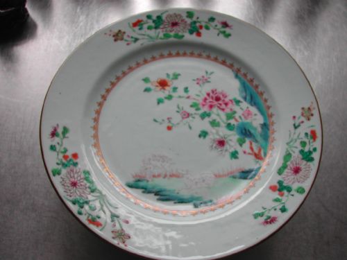 CHINESE 18TH CENTURY FAMILLE ROSE PORCELAIN PLATE DECORATED WITH THE UNUSUAL SUBJECT OF TWO SHEEP - ADDITIONAL PHOTO 2