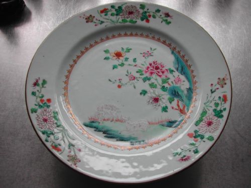 CHINESE 18TH CENTURY FAMILLE ROSE PORCELAIN PLATE DECORATED WITH THE UNUSUAL SUBJECT OF TWO SHEEP - ADDITIONAL PHOTO 4