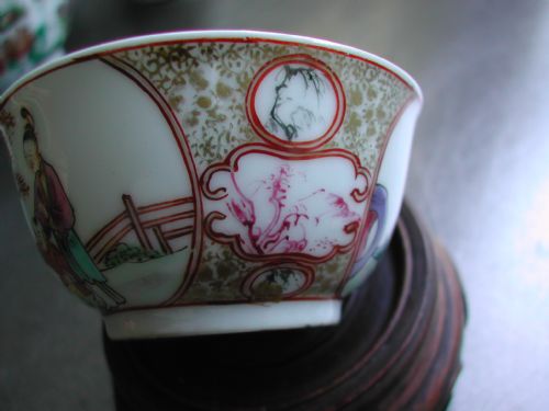 CHINESE 18TH CENTURY FAMILLE ROSE PORCELAIN TEA BOWL - ADDITIONAL PHOTO 3