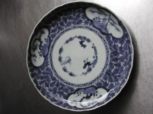 JAPANESE LATE 17TH EARLY 18TH CENTURY ARITA FOLIATE RIMMED BLUE AND WHITE SHALLOW PORCELAIN DISH - ADDITIONAL PHOTO 1