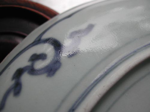 JAPANESE LATE 17TH EARLY 18TH CENTURY ARITA FOLIATE RIMMED BLUE AND WHITE SHALLOW PORCELAIN DISH - ADDITIONAL PHOTO 4