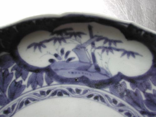 JAPANESE LATE 17TH EARLY 18TH CENTURY ARITA FOLIATE RIMMED BLUE AND WHITE SHALLOW PORCELAIN DISH - ADDITIONAL PHOTO 5