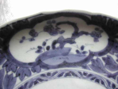 JAPANESE LATE 17TH EARLY 18TH CENTURY ARITA FOLIATE RIMMED BLUE AND WHITE SHALLOW PORCELAIN DISH - ADDITIONAL PHOTO 6