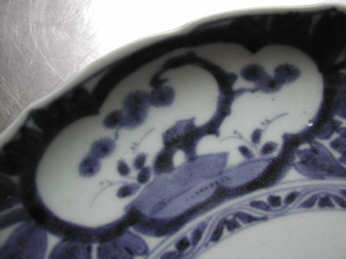 JAPANESE LATE 17TH EARLY 18TH CENTURY ARITA FOLIATE RIMMED BLUE AND WHITE SHALLOW PORCELAIN DISH - ADDITIONAL PHOTO 7