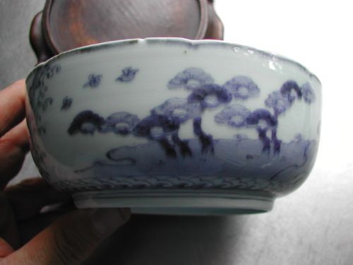 JAPANESE FINE 18TH CENTURY ARITA UNDERGLAZE BLUE AND WHITE BOWL DECORATED WITH A STYLIZED LANDSCAPE - ADDITIONAL PHOTO 2