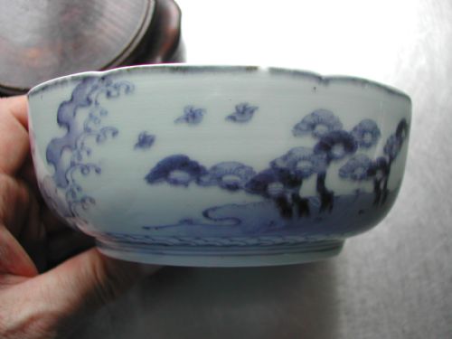 JAPANESE FINE 18TH CENTURY ARITA UNDERGLAZE BLUE AND WHITE BOWL DECORATED WITH A STYLIZED LANDSCAPE - ADDITIONAL PHOTO 3