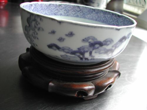JAPANESE FINE 18TH CENTURY ARITA UNDERGLAZE BLUE AND WHITE BOWL DECORATED WITH A STYLIZED LANDSCAPE - ADDITIONAL PHOTO 4