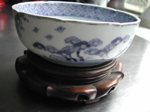 JAPANESE FINE 18TH CENTURY ARITA UNDERGLAZE BLUE AND WHITE BOWL DECORATED WITH A STYLIZED LANDSCAPE - ADDITIONAL PHOTO 6
