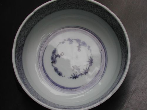 JAPANESE FINE 18TH CENTURY ARITA UNDERGLAZE BLUE AND WHITE BOWL DECORATED WITH A STYLIZED LANDSCAPE - ADDITIONAL PHOTO 8