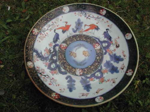 JAPANESE LATE 18TH CENTURY LARGE CIRCULAR DISH DECORATED WITH CRANE AND FISH IN A LANDSCAPE - ADDITIONAL PHOTO 1