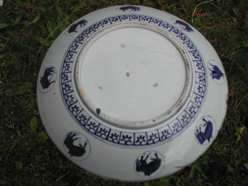 JAPANESE LATE 18TH CENTURY LARGE CIRCULAR DISH DECORATED WITH CRANE AND FISH IN A LANDSCAPE - ADDITIONAL PHOTO 2