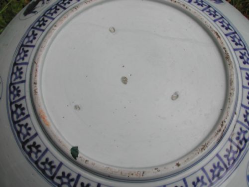 JAPANESE LATE 18TH CENTURY LARGE CIRCULAR DISH DECORATED WITH CRANE AND FISH IN A LANDSCAPE - ADDITIONAL PHOTO 3