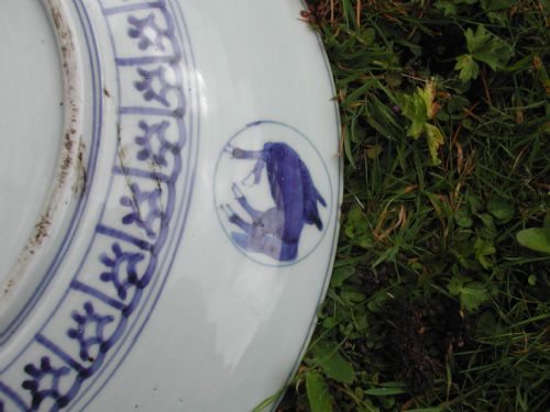 JAPANESE LATE 18TH CENTURY LARGE CIRCULAR DISH DECORATED WITH CRANE AND FISH IN A LANDSCAPE - ADDITIONAL PHOTO 4
