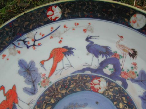 JAPANESE LATE 18TH CENTURY LARGE CIRCULAR DISH DECORATED WITH CRANE AND FISH IN A LANDSCAPE - ADDITIONAL PHOTO 5