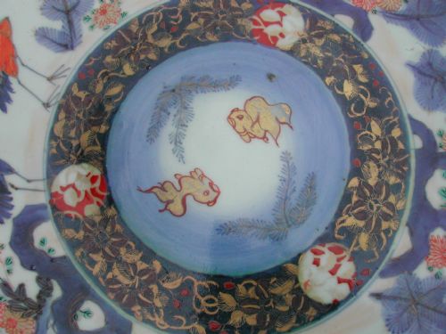 JAPANESE LATE 18TH CENTURY LARGE CIRCULAR DISH DECORATED WITH CRANE AND FISH IN A LANDSCAPE - ADDITIONAL PHOTO 6