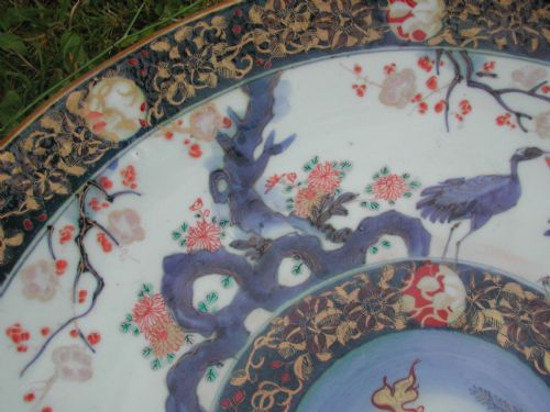 JAPANESE LATE 18TH CENTURY LARGE CIRCULAR DISH DECORATED WITH CRANE AND FISH IN A LANDSCAPE - ADDITIONAL PHOTO 7
