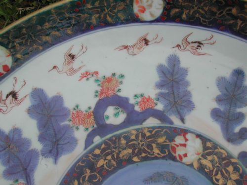 JAPANESE LATE 18TH CENTURY LARGE CIRCULAR DISH DECORATED WITH CRANE AND FISH IN A LANDSCAPE - ADDITIONAL PHOTO 8