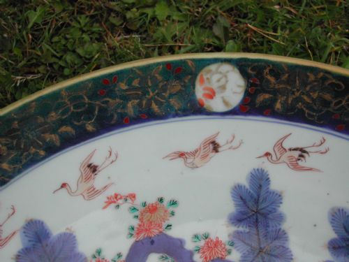 JAPANESE LATE 18TH CENTURY LARGE CIRCULAR DISH DECORATED WITH CRANE AND FISH IN A LANDSCAPE - ADDITIONAL PHOTO 9