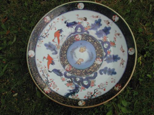 JAPANESE LATE 18TH CENTURY LARGE CIRCULAR DISH DECORATED WITH CRANE AND FISH IN A LANDSCAPE - ADDITIONAL PHOTO 10