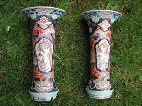 JAPANESE IMARI PAIR OF TRUMPET SHAPED VASES EARLY 18TH CENTURY - ADDITIONAL PHOTO 1