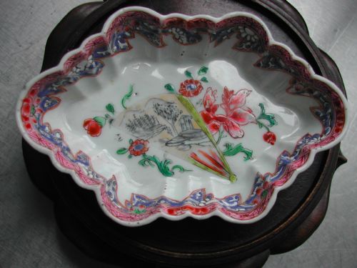 CHINESE FAMILLE ROSE SPOON TRAY DATING CIRCA 1740 - ADDITIONAL PHOTO 1