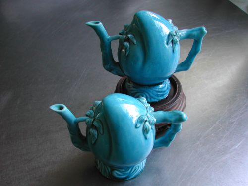 RARE PAIR OF CHINESE TURQUOISE GLAZED CADOGAN WINE EWERS DATED TO THE LATE 18TH EARLY 19TH CENTURY - ADDITIONAL PHOTO 1