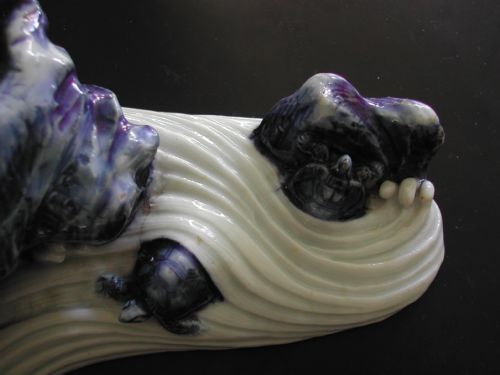 VERY RARE JAPANESE HIRADO TABLE CENTRE FEATURE GROUP OF TURTLES ON A ROCKY BEACH 19TH CENTURY - ADDITIONAL PHOTO 3
