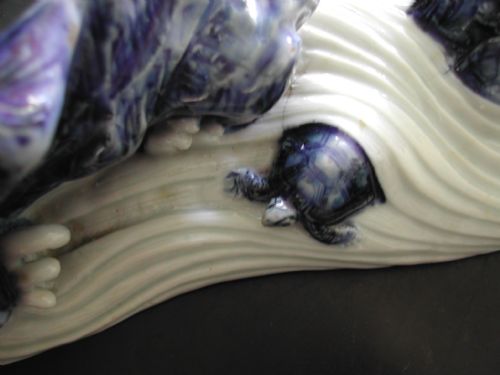 VERY RARE JAPANESE HIRADO TABLE CENTRE FEATURE GROUP OF TURTLES ON A ROCKY BEACH 19TH CENTURY - ADDITIONAL PHOTO 4