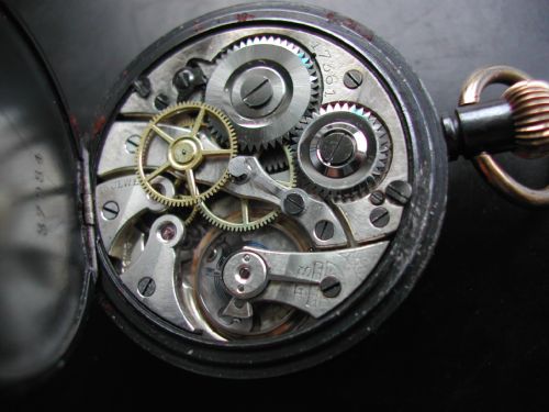 VERY RARE WW1 CENTRE SECONDS SMALL FOB WATCH AND ITS ORIGINAL WW1 LEATHER STRAP CIRCA 1917 - ADDITIONAL PHOTO 10