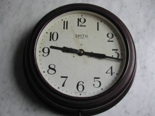 ww2 military issue smiths 8 day bakelite wall clock dated 1945 - CATEGORY: ANTIQUE CLOCKS - DATED 1940