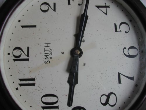 WW2 MILITARY ISSUE SMITHS 8 DAY BAKELITE WALL CLOCK DATED 1945 - ADDITIONAL PHOTO 2
