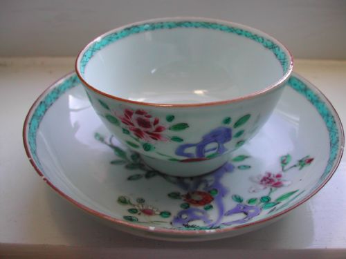 CHINESE FAMILLE ROSE TEA BOWL AND MATCHING SAUCER CIRCA 1750 - ADDITIONAL PHOTO 1
