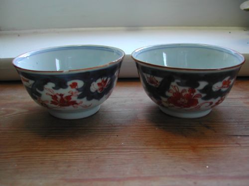 CHINESE MATCHING PAIR OF IMARI TEA BOWLS DATING TO FIRST HALF 18TH CENTURY - ADDITIONAL PHOTO 1