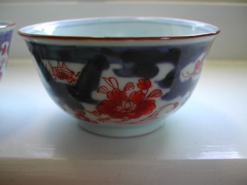 CHINESE MATCHING PAIR OF IMARI TEA BOWLS DATING TO FIRST HALF 18TH CENTURY - ADDITIONAL PHOTO 2
