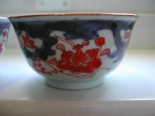 CHINESE MATCHING PAIR OF IMARI TEA BOWLS DATING TO FIRST HALF 18TH CENTURY - ADDITIONAL PHOTO 3