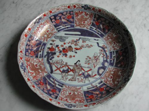 japanese large imari dish decorated with figures and dogs in a landscape 18th century - CATEGORY: ANTIQUE CERAMICS - DATED 18TH CENTURY