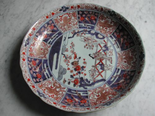 JAPANESE LARGE IMARI DISH DECORATED WITH FIGURES AND DOGS IN A LANDSCAPE 18TH CENTURY - ADDITIONAL PHOTO 1