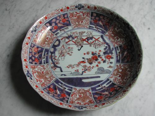 JAPANESE LARGE IMARI DISH DECORATED WITH FIGURES AND DOGS IN A LANDSCAPE 18TH CENTURY - ADDITIONAL PHOTO 2