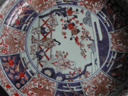 JAPANESE LARGE IMARI DISH DECORATED WITH FIGURES AND DOGS IN A LANDSCAPE 18TH CENTURY - ADDITIONAL PHOTO 3