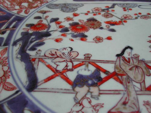 JAPANESE LARGE IMARI DISH DECORATED WITH FIGURES AND DOGS IN A LANDSCAPE 18TH CENTURY - ADDITIONAL PHOTO 4