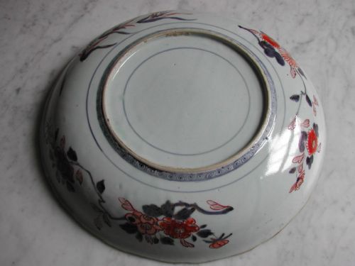 JAPANESE LARGE IMARI DISH DECORATED WITH FIGURES AND DOGS IN A LANDSCAPE 18TH CENTURY - ADDITIONAL PHOTO 7