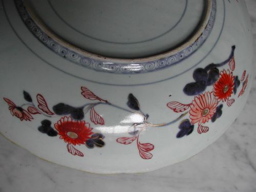 JAPANESE LARGE IMARI DISH DECORATED WITH FIGURES AND DOGS IN A LANDSCAPE 18TH CENTURY - ADDITIONAL PHOTO 8