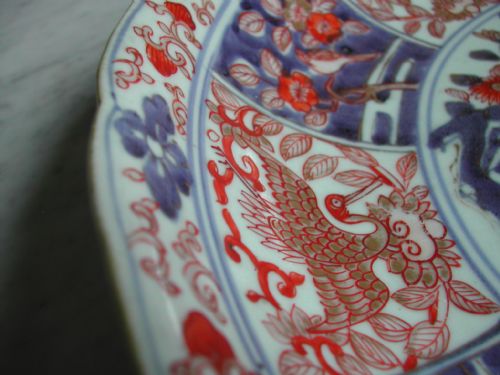 JAPANESE LARGE IMARI DISH DECORATED WITH FIGURES AND DOGS IN A LANDSCAPE 18TH CENTURY - ADDITIONAL PHOTO 9