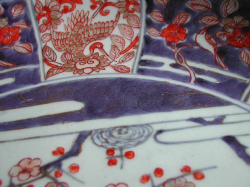 JAPANESE LARGE IMARI DISH DECORATED WITH FIGURES AND DOGS IN A LANDSCAPE 18TH CENTURY - ADDITIONAL PHOTO 10
