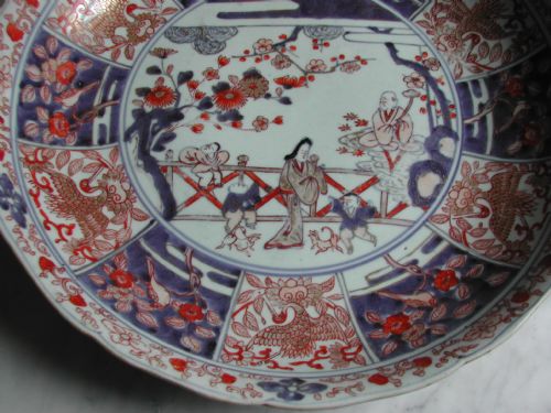 JAPANESE LARGE IMARI DISH DECORATED WITH FIGURES AND DOGS IN A LANDSCAPE 18TH CENTURY - ADDITIONAL PHOTO 11